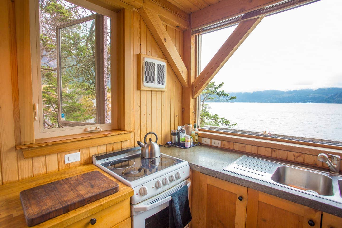 waterfront cabin in squamish